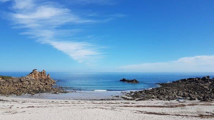 Quels sont les critères pour trouver un camping familial à Saint Briac sur mer pour août ?