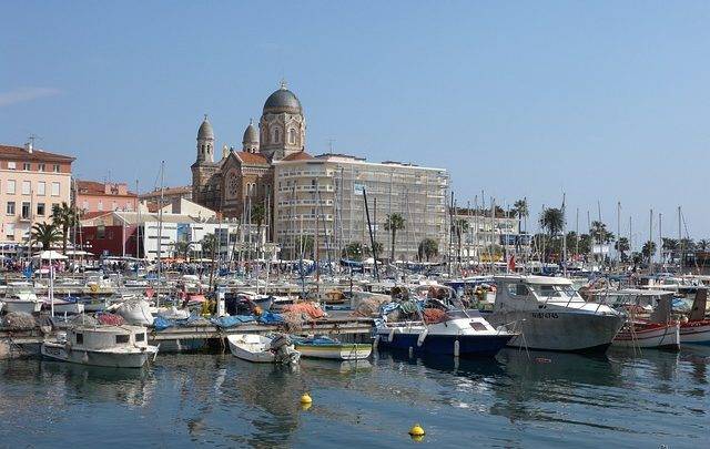 Quelles sont les animations proposées aux familles en camping dans le Var, notamment à Agay, Saint-Raphaël ?